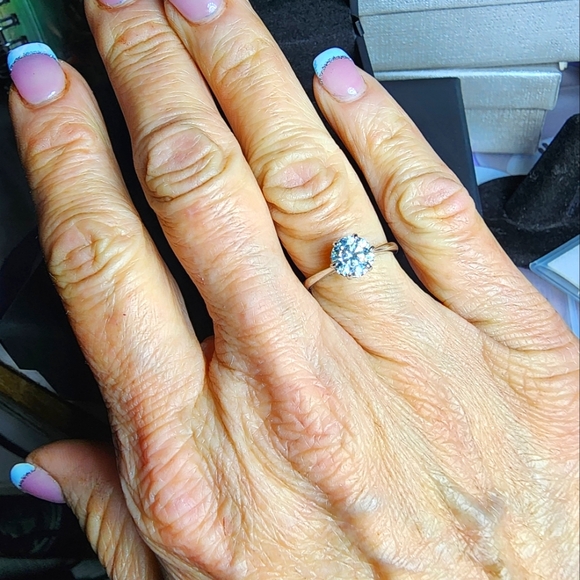 NWT Stunning 1ct Moissanite Engagement Ring w/Paperwork - Picture 10 of 17